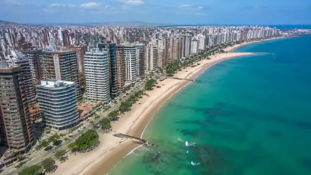 Apartamento frente ao mar no Nordeste do Brasil 2026 com praia e torre branca