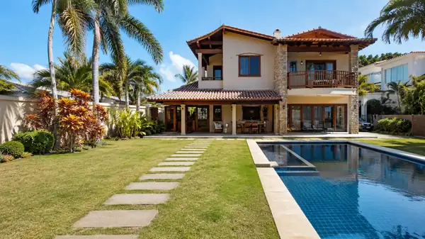 Casa espaçosa em condomínio fechado brasileiro com jardim e piscina