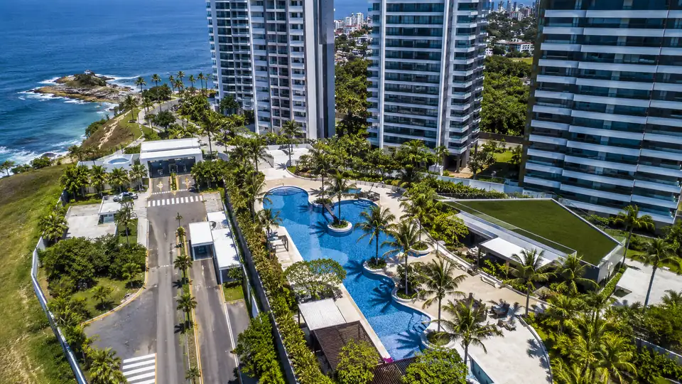 Condomínio fechado de luxo em Salvador Bahia com piscina e palmeiras, vista aérea