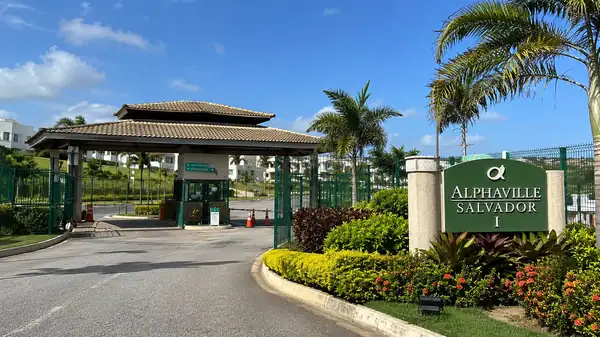 Entrada de condomínio fechado em Salvador com guarita e paisagismo
