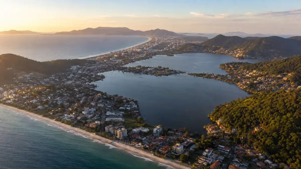 Vista aérea de Jurerê Internacional Florianópolis com casas de luxo e mar turquesa