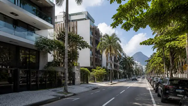Sala de estar de cobertura luxuosa em Ipanema com vista panorâmica para o mar