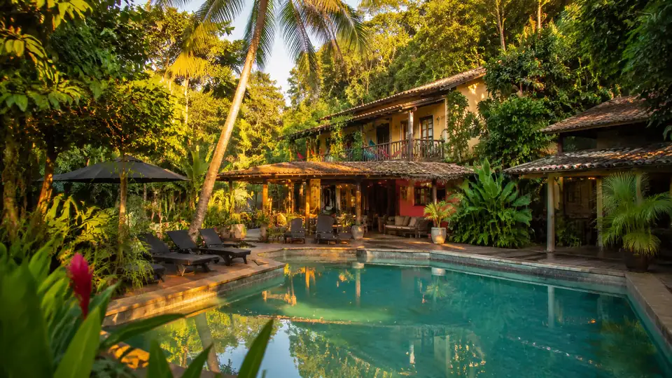 Pousada rural charmosa no Brasil com paisagem tropical e piscina 2026