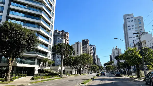 Avenida Água Verde em Curitiba com prédios residenciais modernos