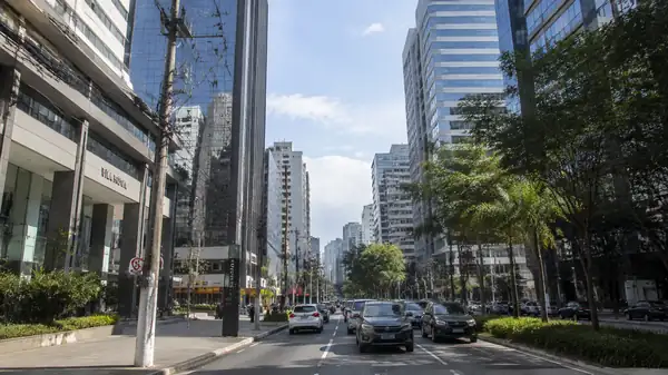 Ruas arborizadas do Itaim Bibi São Paulo com edifícios modernos
