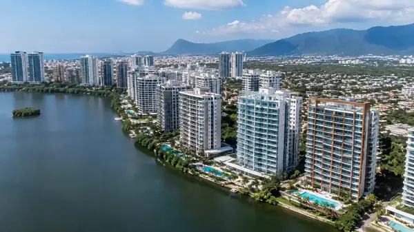 Condomínio fechado na Barra da Tijuca Rio de Janeiro com lagoa e prédios