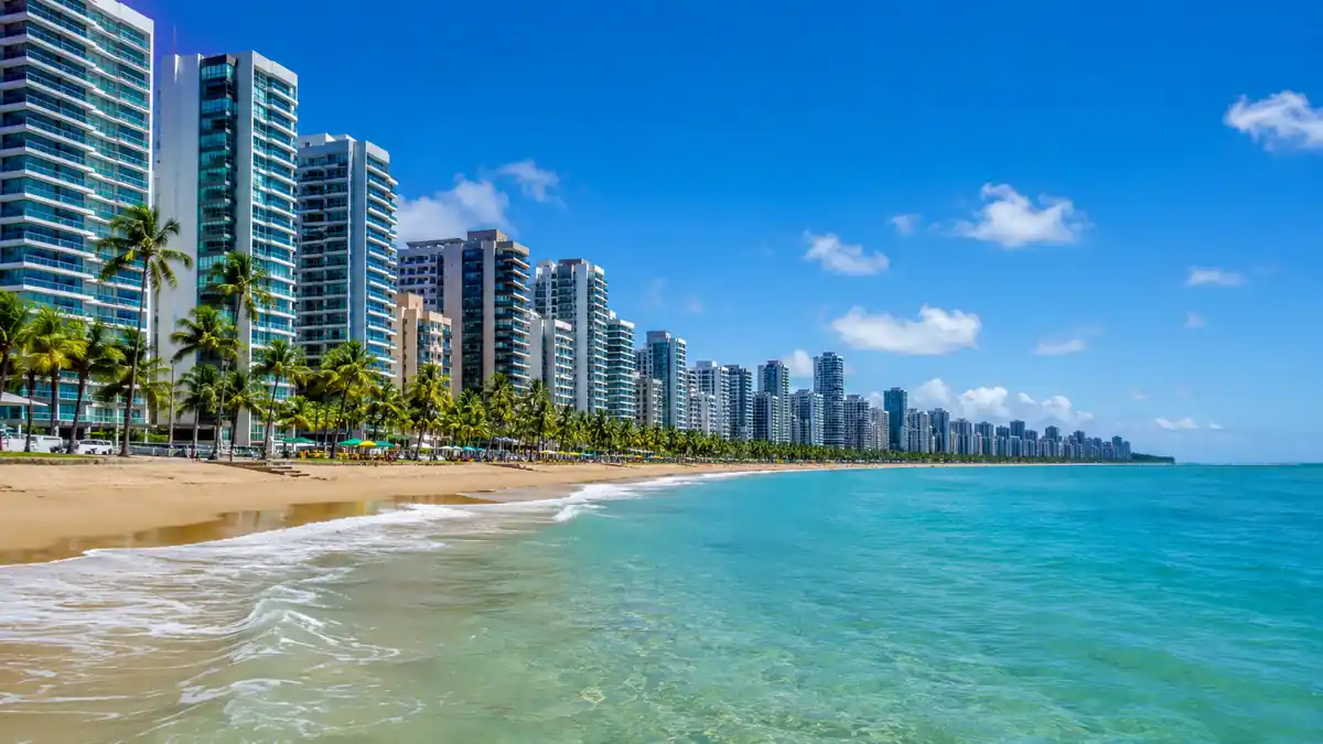 Vista aérea da praia de Boa Viagem Recife com arranha-céus à beira-mar