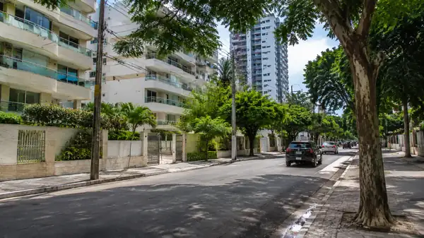 Rua arborizada no bairro Madalena Recife com prédios residenciais modernos