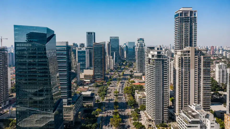 Faria Lima São Paulo com prédios corporativos e residenciais modernos